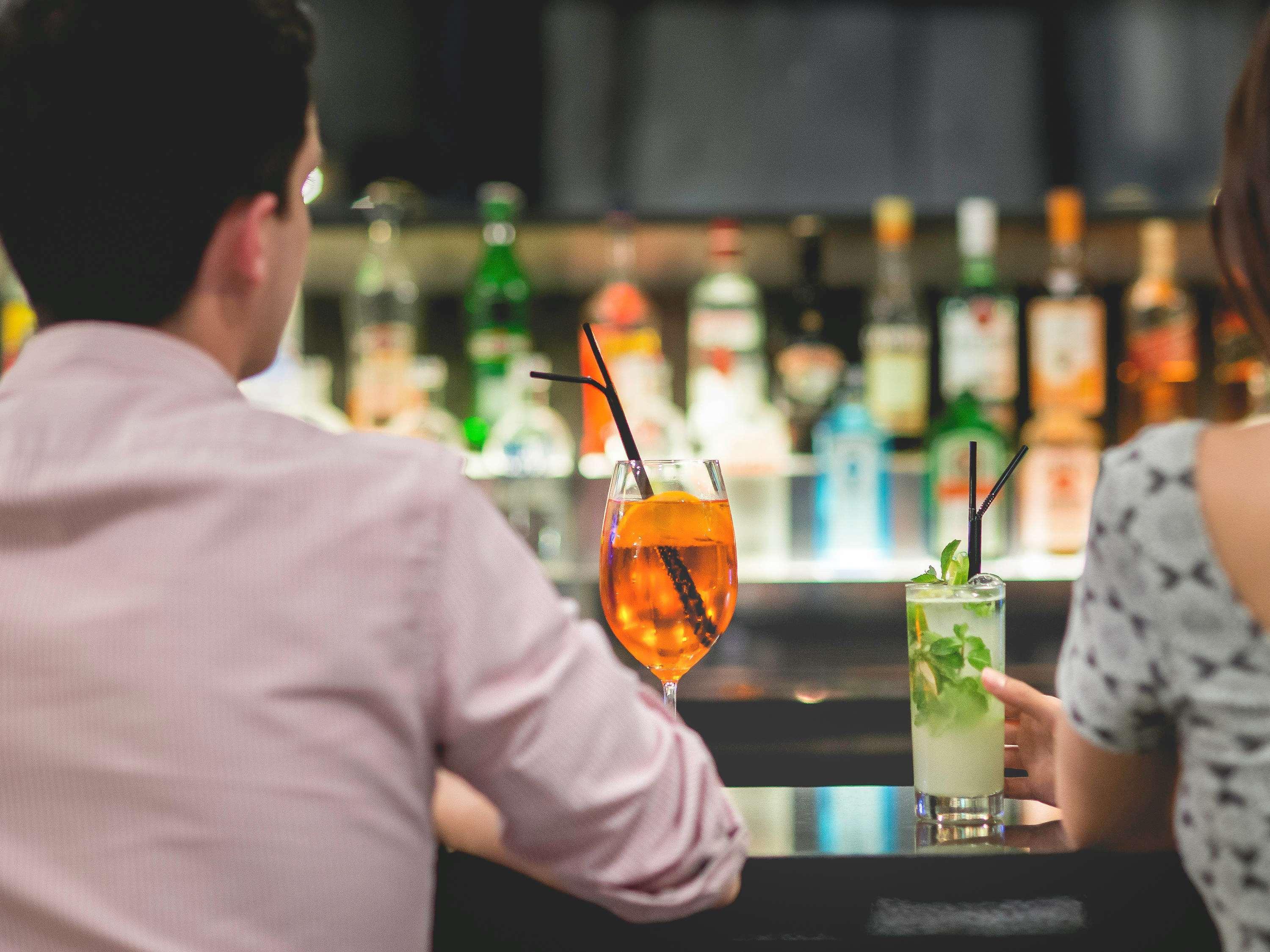 Pullman Santiago Vitacura エクステリア 写真 A couple drinking cocktails at a bar