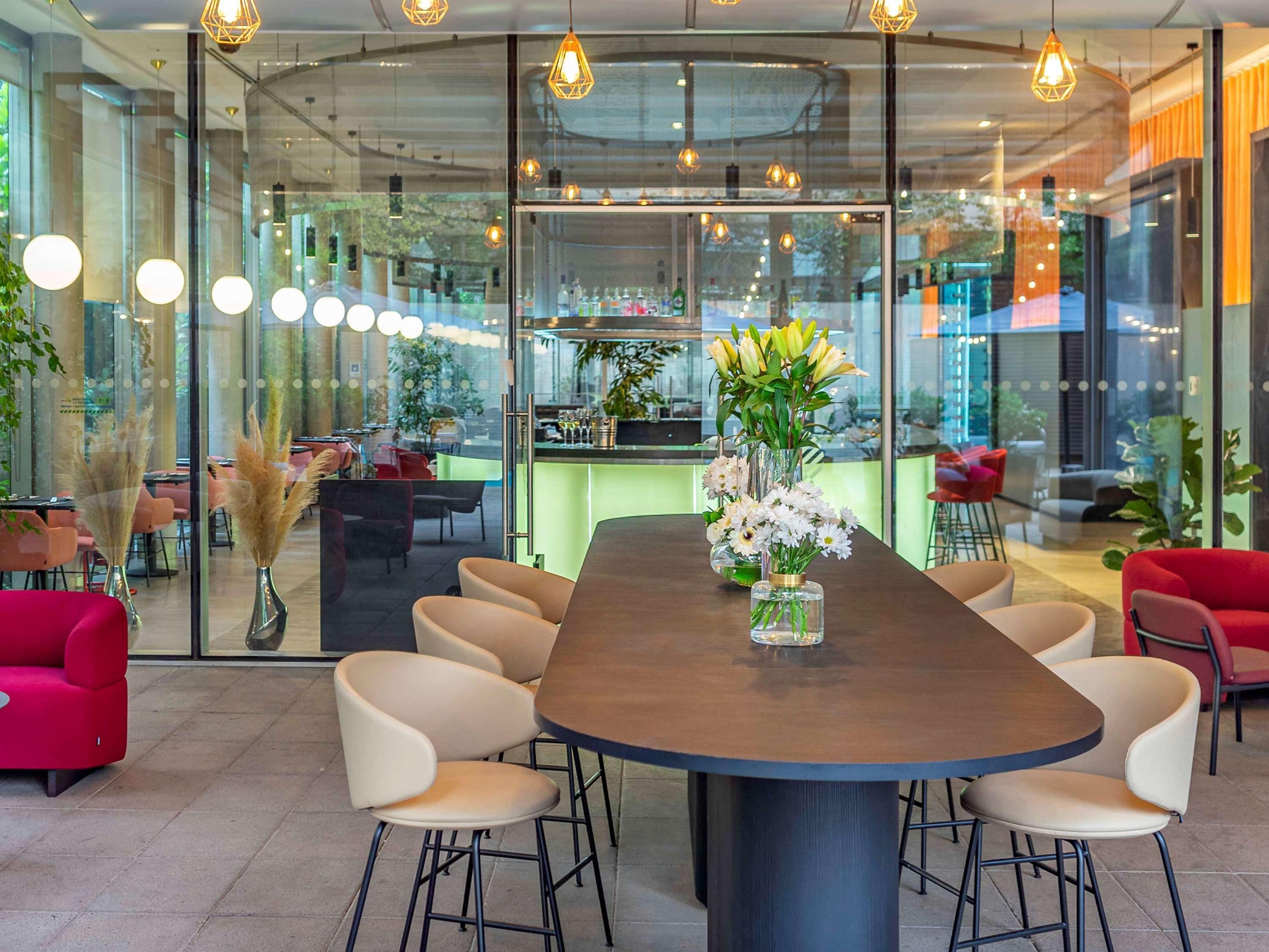 Pullman Santiago Vitacura エクステリア 写真 The lounge at the airport