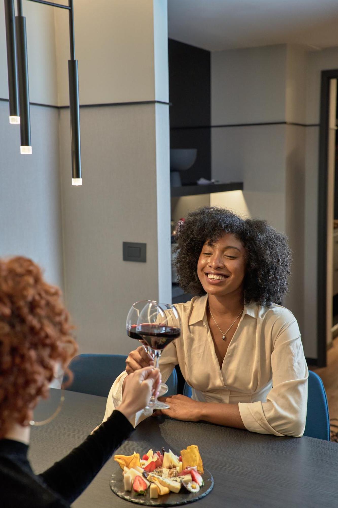 Pullman Santiago Vitacura エクステリア 写真 A woman with a glass of wine