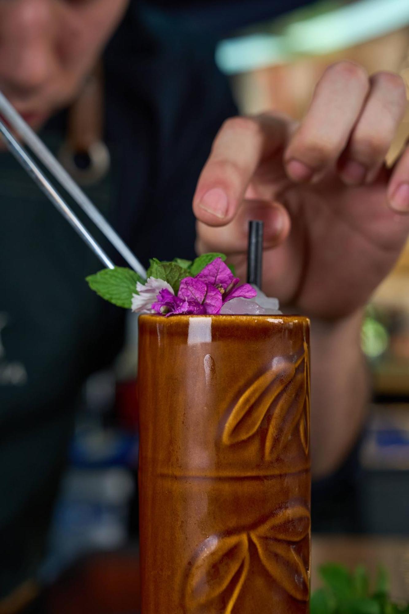 Pullman Santiago Vitacura エクステリア 写真 A tiki drink being garnished