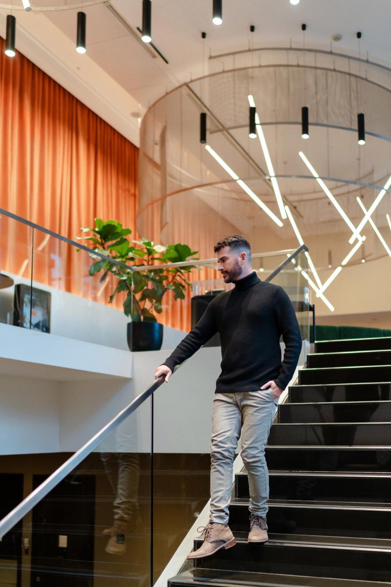 Pullman Santiago Vitacura エクステリア 写真 A man wearing a turtleneck