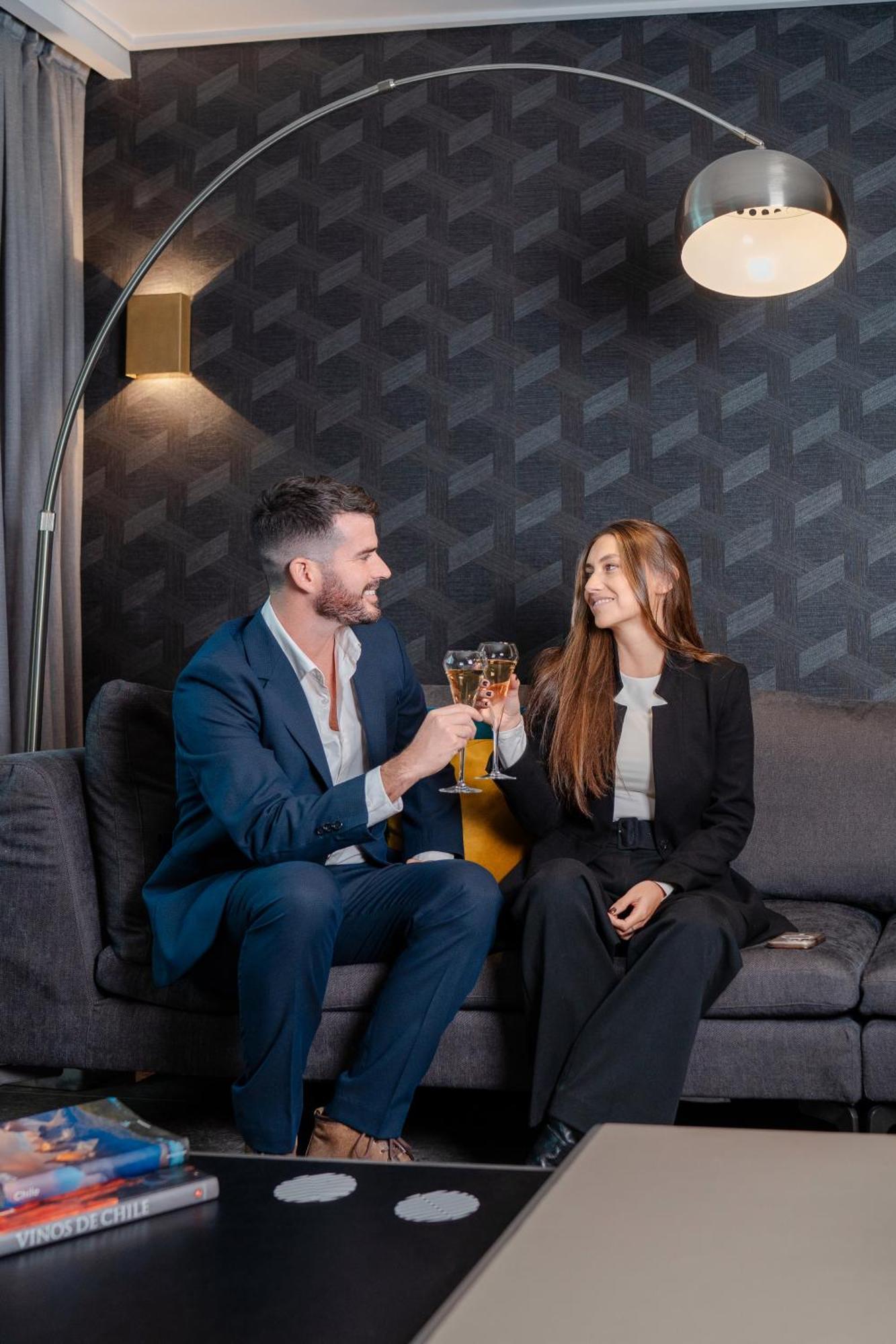 Pullman Santiago Vitacura エクステリア 写真 A couple drinking champagne