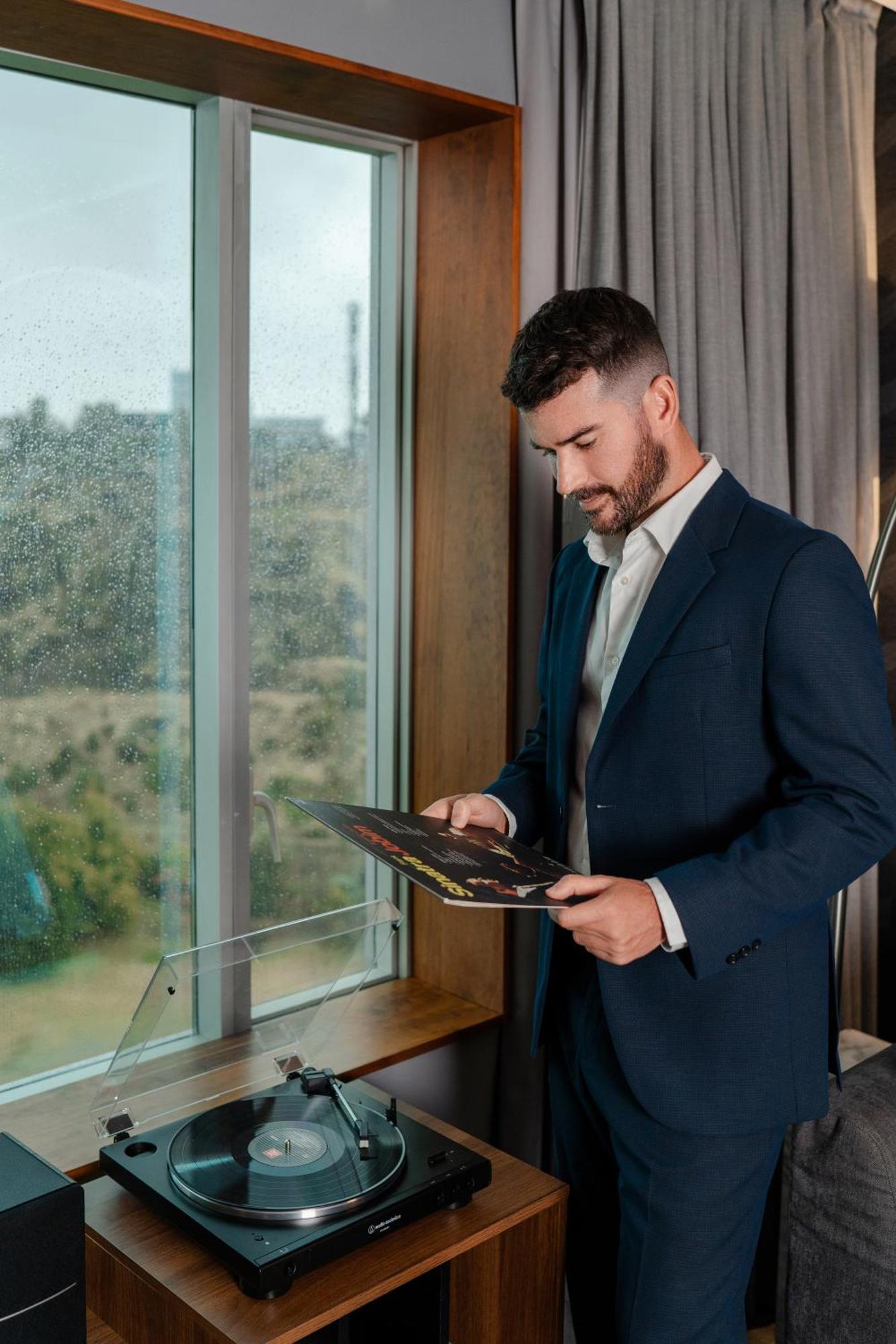 Pullman Santiago Vitacura エクステリア 写真 A man wearing a suit