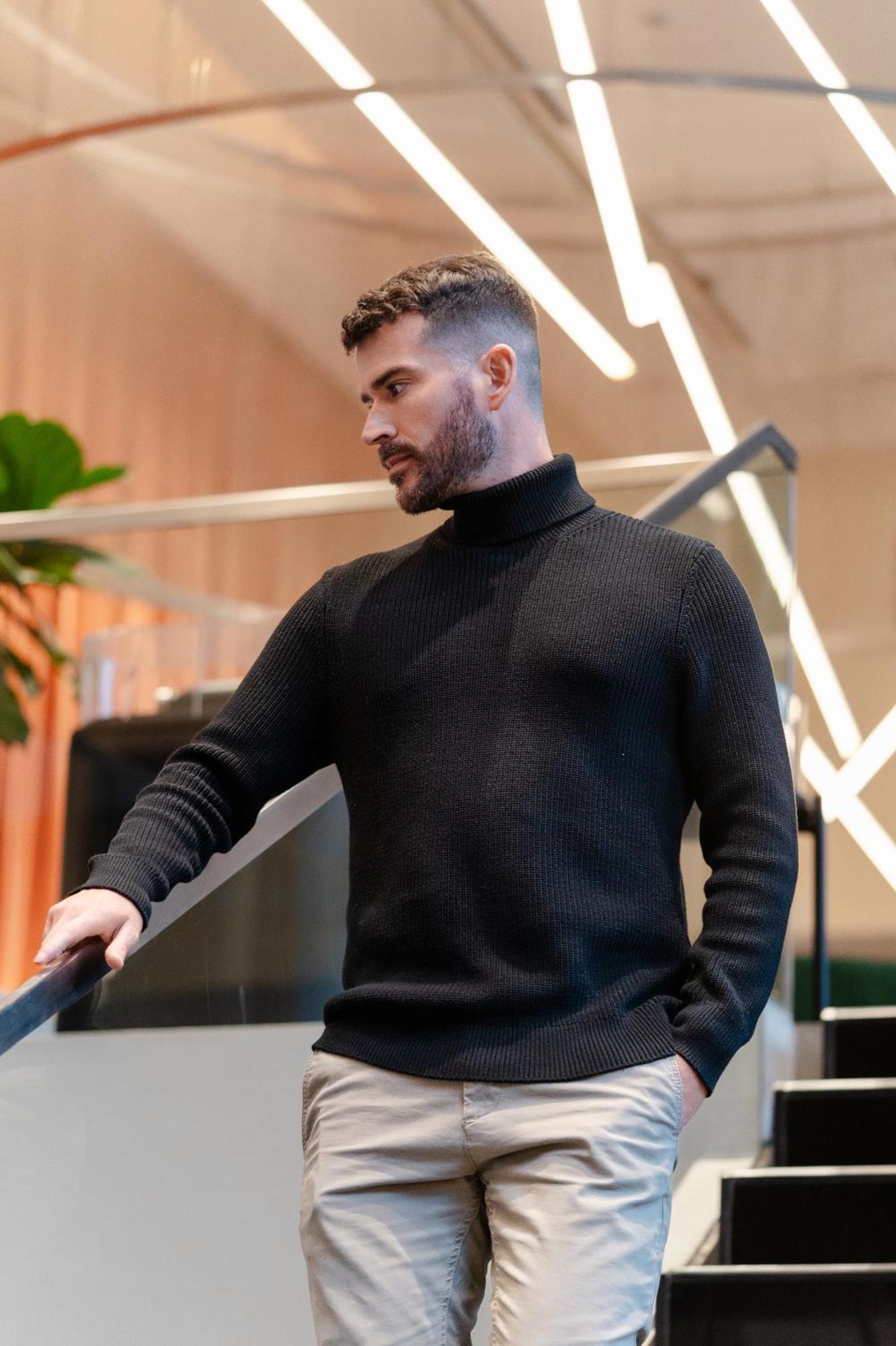 Pullman Santiago Vitacura エクステリア 写真 A man wearing a turtleneck