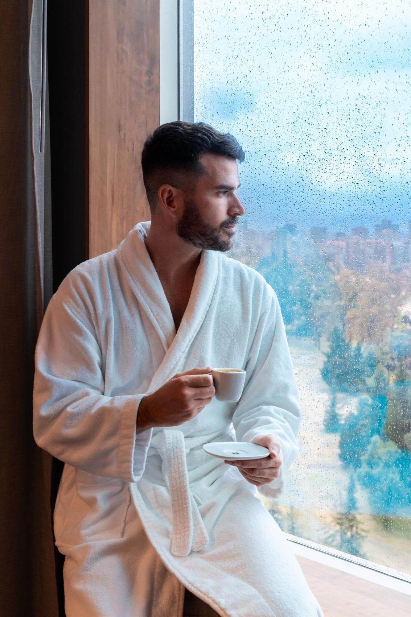 Pullman Santiago Vitacura エクステリア 写真 A man wearing a bathrobe