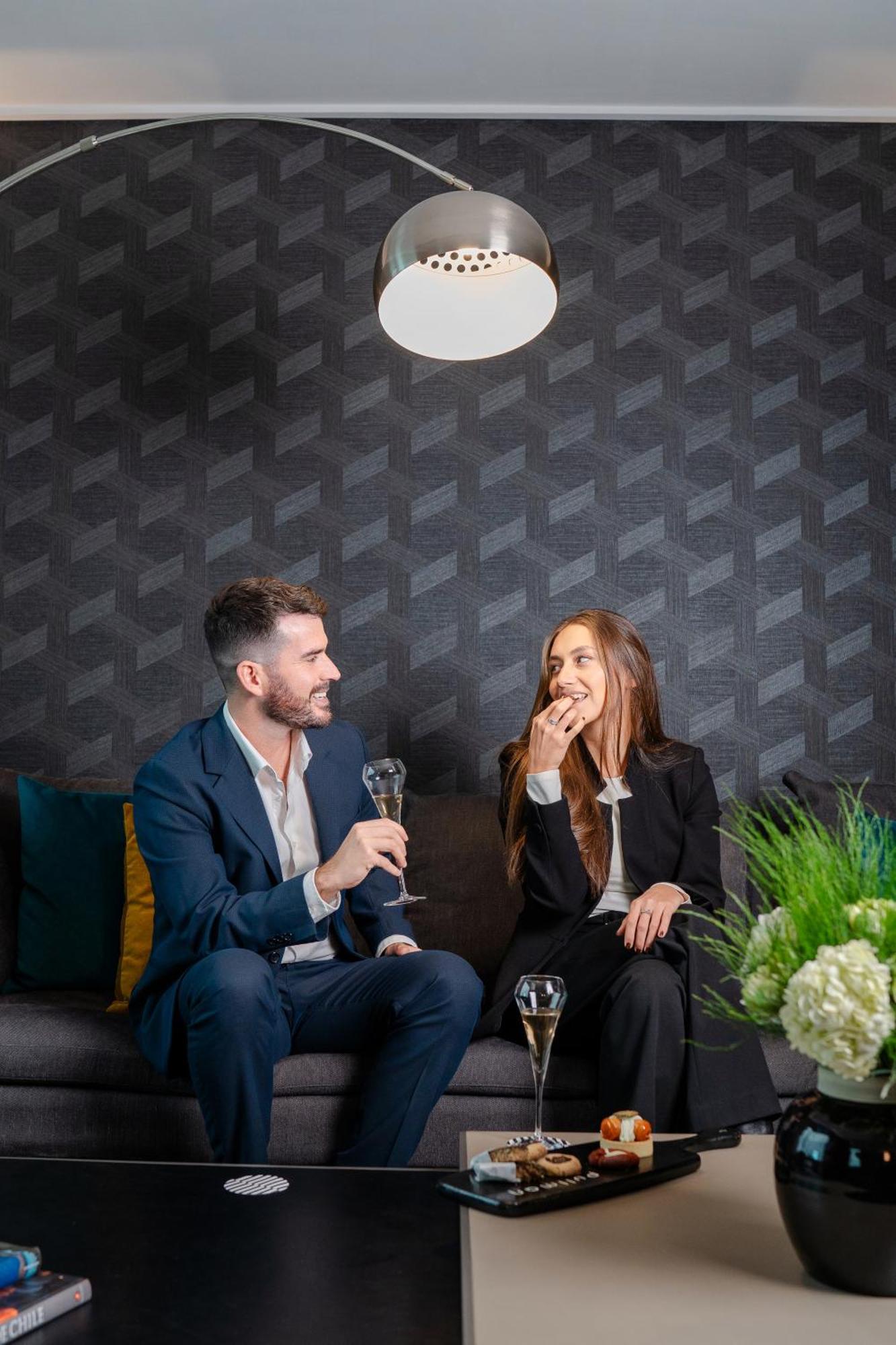 Pullman Santiago Vitacura エクステリア 写真 The hosts of the show, Ben and Kate