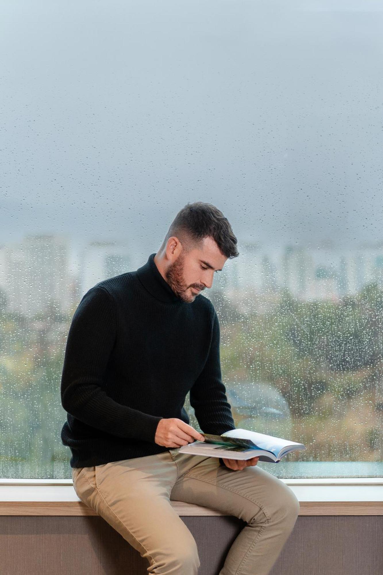 Pullman Santiago Vitacura エクステリア 写真 A man wearing a turtleneck