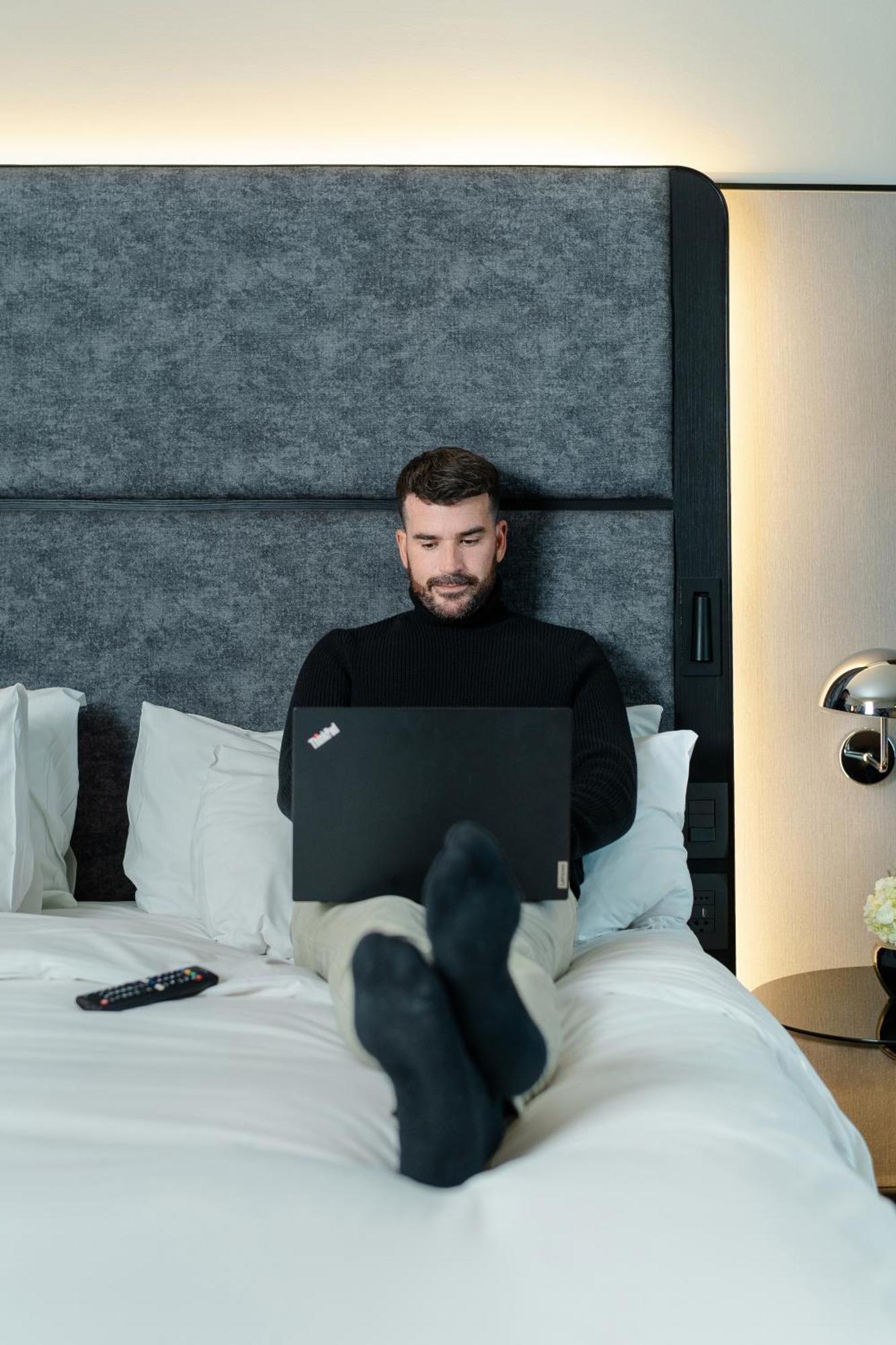 Pullman Santiago Vitacura エクステリア 写真 A man working from home